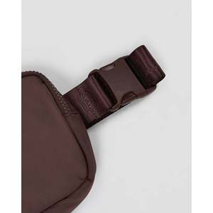 Sac banane tendance avec boucle en résine couleur cacao - Product Image 4