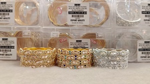 Ensemble de bracelets Rajwadi classiques pour femmes vêtements de mariée bracelets en métal cloutés en pierre offerts en différentes variations de couleurs pour les mariages - Product Image 3