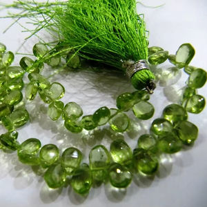 Cuentas de peridoto natural en forma de pera Briolette tamaño 4x6mm a 4x8mm hebra 8 pulgadas de largo - Product Image 1