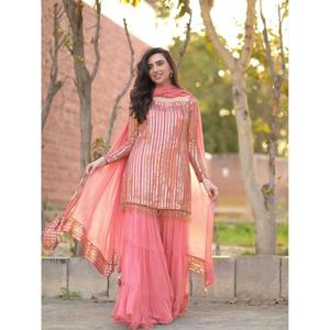 Nouvel ensemble Sharara et Dupatta de soirée de créateur en rose avec broderie de sequins, tenue ethnique élégante pour les fêtes et les mariages - Product Image 1
