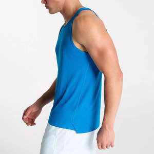 Camiseta sin mangas deportiva para hombre con corte atlético y tacto suave diseñada para un estilo de vida activo o casual - Product Image 4