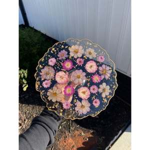 Plateau de service personnalisé en résine avec fleurs incrustées pièce unique avec forme et taille personnalisées à des prix abordables - Product Image 1