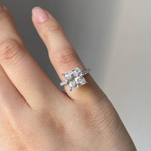 Anillo de compromiso de moissanita de corte radiante sólido en moissanita cuadrada de Plata de Ley 925 con anillo solitario de banda pavimentada para ella - Product Image 1