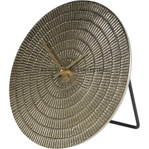 Horloges murales en métal surdimensionnées d'inspiration industrielle avec des chiffres en gras et des formes géométriques idéales pour les espaces de style loft - Product Image 5