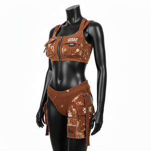 Conjunto de bikini de dos piezas para mujer, de poliéster y spandex con textura de alta calidad, color marrón, estilo vintage, con tirantes, bolsillos tipo cargo y logo. - Product Image 4