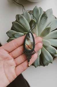 Pendentif macramé en pierre précieuse de labradorite fait à la main avec breloque en laiton Bijoux Boho uniques pour un usage quotidien - Product Image 3