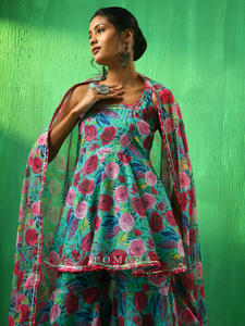 Ensemble Sharara en organza floral multicolore Adaa avec kurta brodé, travail de Gota Patti, tenue ethnique élégante pour les fêtes, collection de vêtements - Product Image 4