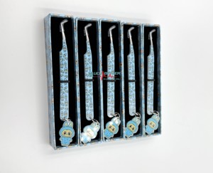 Pinzas de pestañas recubiertas de papel Labubu azul cielo de diseño personalizado con dijes personalizados Calidad superior para aplicaciones de precisión - Product Image 1
