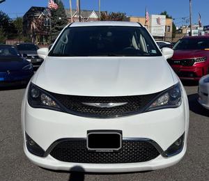 Incroyable Chrysler Pacifica Touring FWD 2020 d'occasion en parfait état avec faible kilométrage en stock, proposé à un prix incroyable - Product Image 1