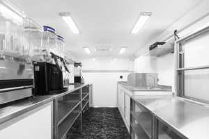 Chevy Express 3500 Cutaway Remorque de cuisine mobile de 14 pieds pour restauration rapide Hotdogs Bonbons Chips Crème glacée Maïs en fibre de verre - Product Image 2