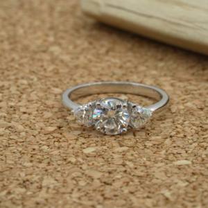 Radiance Captivating Lab Grown Diamond Ring 14K Gold Round Cut 1 CARAT VVS2 IGI Certified Fine Jewelry Cadeau de mariage pour femme - Product Image 5