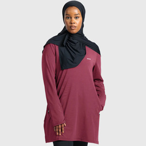 Top Deportivo Modesto con Estilo Largo y Hijab Integrado |   Ropa Deportiva Transpirable y Elástica para Mujeres Musulmanas - Product Image 2