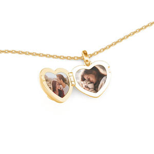 Collar Jeulia Personalizado con Colgante de Corazón Dorado Grabado con Foto de Gato y Luna en Acero Inoxidable - Product Image 3