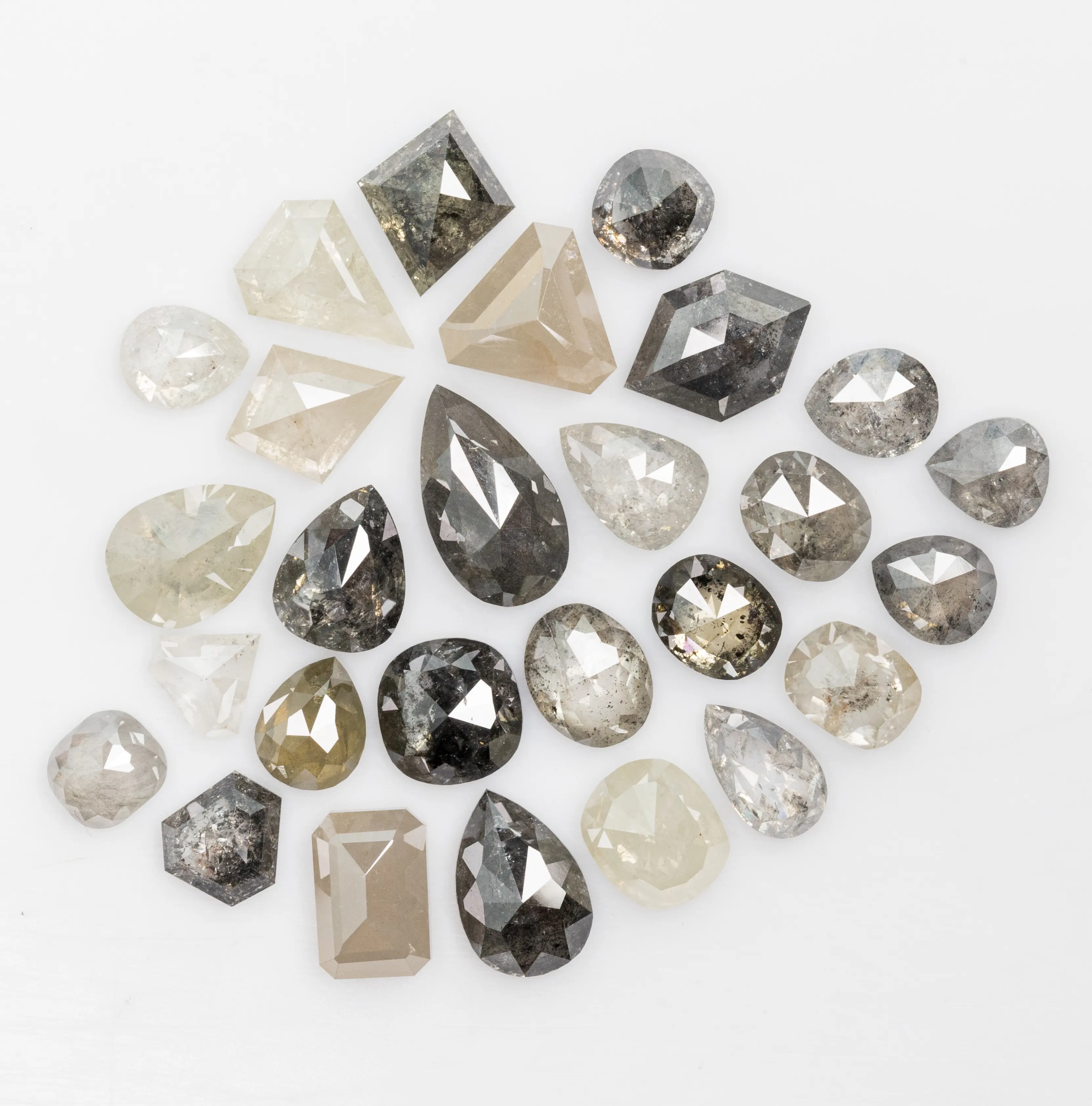 Witte Kleur Rosgeslepen Chakri Diamanten Tegen Groothandelsprijs In India Zout En Peper Diamanten 100% Natuurlijke Diamanten Versus Si I1