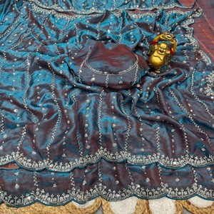 Sari de Fiesta VASTRA COTTAGE de Seda Espacial con Cuentas Doradas Originales, Brillo de Terciopelo, Lentejuelas, Trabajo a Mano con Pieza de Blusa - Product Image 2