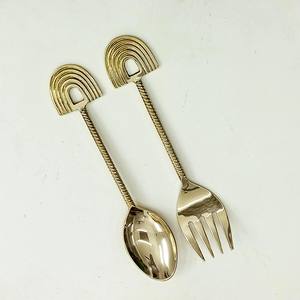Juego de cubiertos Exportador de juego de ensalada de oro con mango de arcoíris de latón de alta calidad disponible para compradores a granel - Product Image 1