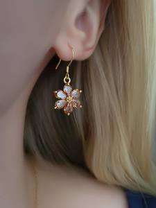 Boucles d'oreilles à crochet en forme de fleur en quartz à changement de couleur naturel, plaquées or, en argent sterling, style vintage victorien, cadeau pour maman - Product Image 6