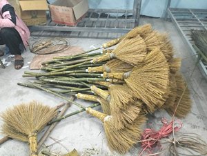 Petit ensemble de balais et pelle à poussière en paille de gazon pour la décoration intérieure - Product Image 4