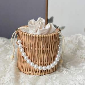 Emilie Hyacinth Bucket Bag Bolso de paja natural tejido a mano con acento de perla - Product Image 1