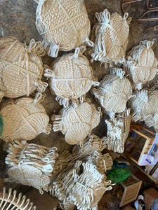 Ventilateurs de feuilles de palmier colorés faits à la main pour le refroidissement d'été et l'utilisation décorative écologique et réutilisable - Product Image 2