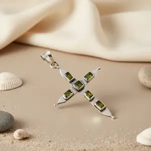 Pendentif Croix Religieuse en Argent 925 avec Peridot & Diamant Bijoux avec Perle pour Femmes Fait Main en Inde - Product Image 3