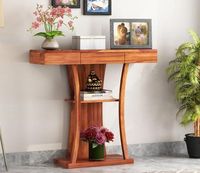 Table console fonctionnelle en bois pour intérieurs de ferme rustiques offrant des étagères de rangement, des tiroirs et un attrait décoratif