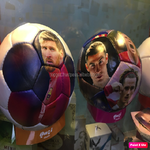 Ballon de football en cuir PU personnalisé avec impression photo et sublimation pour une utilisation promotionnelle en extérieur/intérieur - Product Image 1