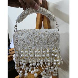 Pochette Latkan traditionnelle pour femmes de créateur Sac à main lourd en MDF exquis Broderie Perles Décoration Couverture Fermeture Sac à main festif - Product Image 1