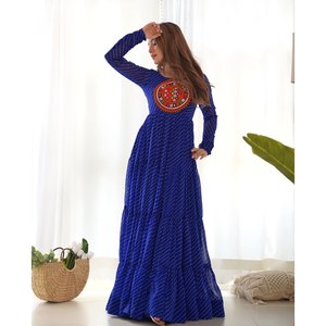 Robe longue élégante de créateur pour femme, style indien Navratri, avec imprimé numérique et bordure à miroirs, style pakistanais, en pure soie douce et lourde. - Product Image 1