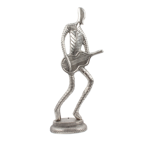 Homme fait à la main jouant de la guitare Sculpture en fonte d'aluminium avec finition argentée unique en gros - Product Image 1