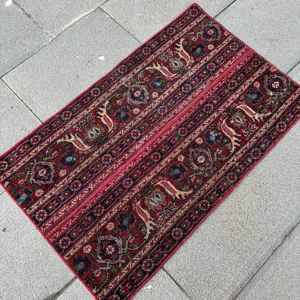 Alfombra Turca de 1.6x2.7 pies, Alfombra Vintage de Lana con Estampado Animal Rojo y Azul - Product Image 2