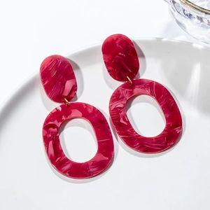 Boucles d'oreilles pendantes colorées en résine artisanale Accessoire audacieux et accrocheur - Product Image 3