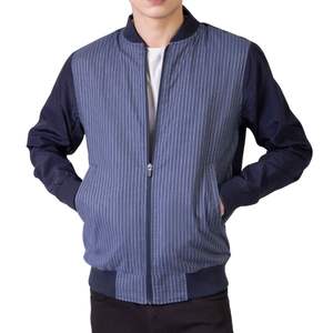 เสื้อแจ็คเก็ตบอมเบอร์คอเต่าสองชั้นสำหรับผู้ชาย สีน้ำเงินกรมท่า กันลม สำหรับกิจกรรมกลางแจ้ง สไตล์ลำลอง แจ็คเก็ตเบสบอลแบบวาร์ซิตี้ ปักโลโก้ตามสั่ง - Product Image 4