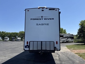 Prêt à être expédié : Camping-car FOorest River Sabre 33RLP d'occasion 2025 - Classe luxe pour voyages en camping-car - Livraison mondiale - Product Image 1