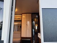 Caravane de voyage tout-terrain de luxe personnalisée et abordable, neuve, avec panneaux solaires et mobilier inclus