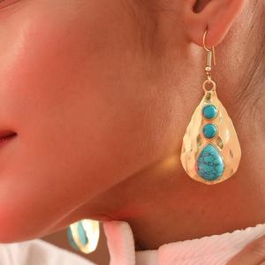 Boucles d'oreilles pendantes en forme de larme plaquées or de style bohème pierre de résine turquoise Sculpture ethnique moderne faite à la main pour femmes polie - Product Image 4