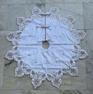 Lujoso juego de accesorios de pie de árbol con falda de alta calidad para una exhibición de vacaciones sofisticada y elegante en casa - Product Image 1