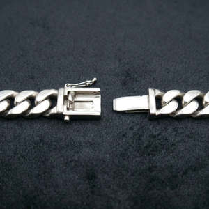 Bracelet gourmette cubaine audacieuse de luxe en argent sterling poli, chaîne entrelacée, bijou affirmé, maillons cylindriques lisses et fluides - Product Image 4