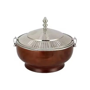 Tapa de metal de aspecto atractivo con fondo de madera Cazuelas estilo Oriente Medio Ramadán Árabe Comida caliente Serber - Product Image 2