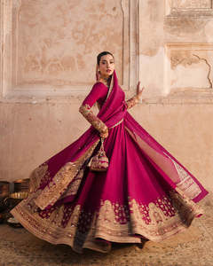 Robe maxi Anarkali Lehenga Choli pakistanaise lourdement ornée pour femmes, tenue de mariée, tenue de soirée de luxe, acrylique - Product Image 3