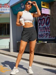 Pantalones cortos ligeros para mujer diseñados para brindar velocidad, comodidad y libertad en cada carrera. - Product Image 3