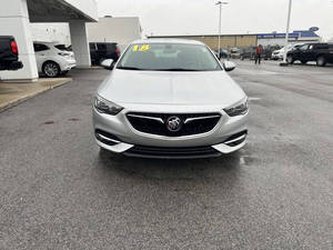 Venta al por mayor 2018 Buick Regal Sportback Essence 4dr un propietario techo lunar coche con navegación asientos de cuero cámara trasera barato usado - Product Image 2