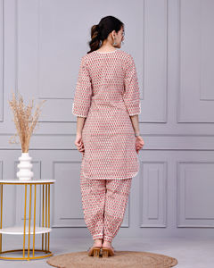 Conjunto de Ropa Coordinada de Algodón Estampado a Mano Inaaya, Ropa Étnica India Formal para Mujer, para Venta al por Mayor y Exportación, Top de Uso Diario - Product Image 3