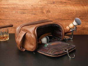 Bolsa de lavado Vintage con iniciales de monograma dorado personalizado con cierre de cremallera de aspecto de cuero negro para papá, él, hombres, 2017 - Product Image 3