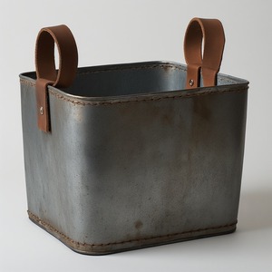 Maceta de cuero galvanizado vintage con detalles de tono de latón artesanal hecho a mano Diseñado para interiores decorativos de temporada - Product Image 5