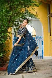 Presentamos una falda voluminosa combinada con un choli estructurado y una dupatta a juego, hechas con materiales de seda de alta calidad. - Product Image 5