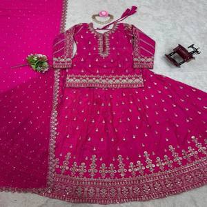 Elegante Top de seda brillante Lehenga Set con lentejuelas e hilo de trabajo Semi-cosido Lehenga y Georgette Dupatta con borde de encaje - Product Image 3