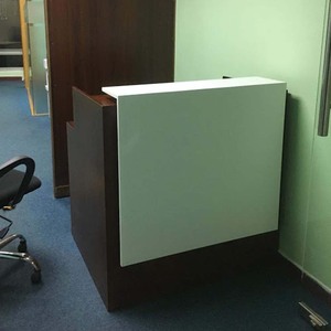 Bureau de réception oblong simple MiWhite BLT68006-100x80x100 (cm) avec éclairage LED durable, design minimaliste, pour usage commercial en magasin de détail ou hôtel - Product Image 4