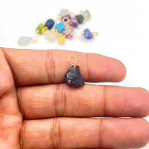 Colgante de piedras preciosas de granate crudo natural hecho a mano, alambre minimalista envuelto, Plata de Ley 925, piedra natal de enero - Product Image 2