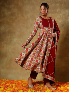 Ensemble de costume Anarkali en coton marron GUZARISH avec imprimé floral et broderie fine |   Col rond évasé ethnique pour les occasions festives et décontractées - Product Image 6
